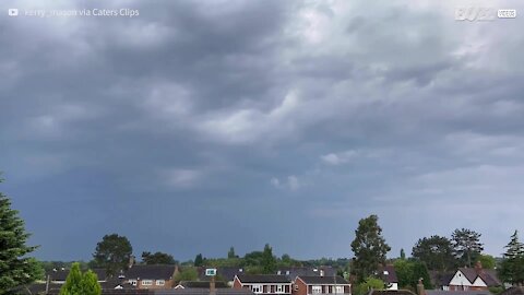 Rara formação de nuvens arcus são filmadas em timelapse