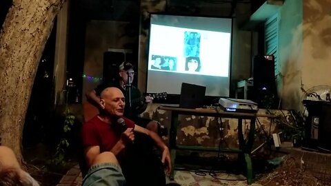 שירה בציבור עם אלי לס - יובל גורביץ׳ - הוא לא ידע את שמה
