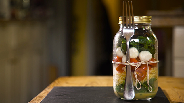 Tomato and mozzarella fusilli pasta jar salad