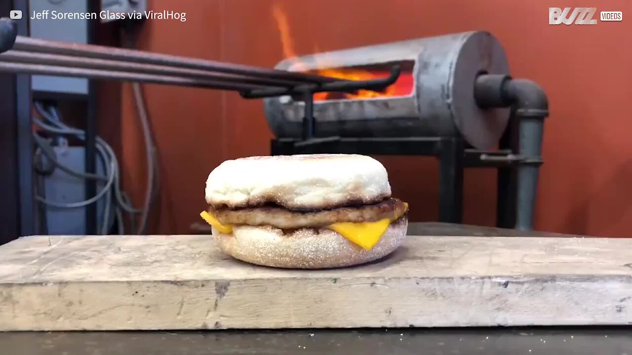 Cet homme a ajouté du verre fondu à son sandwich