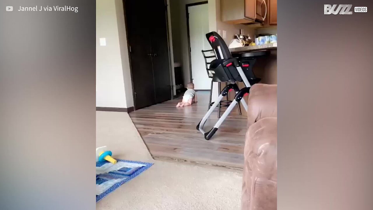 Cet aspirateur intelligent fait peur à un bébé curieux!