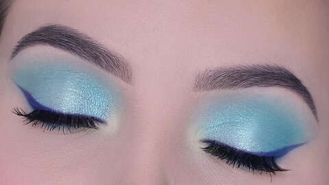 Blue Eye Makeup Look With Winged Eyeliner | Huda Beauty Color Block Palette