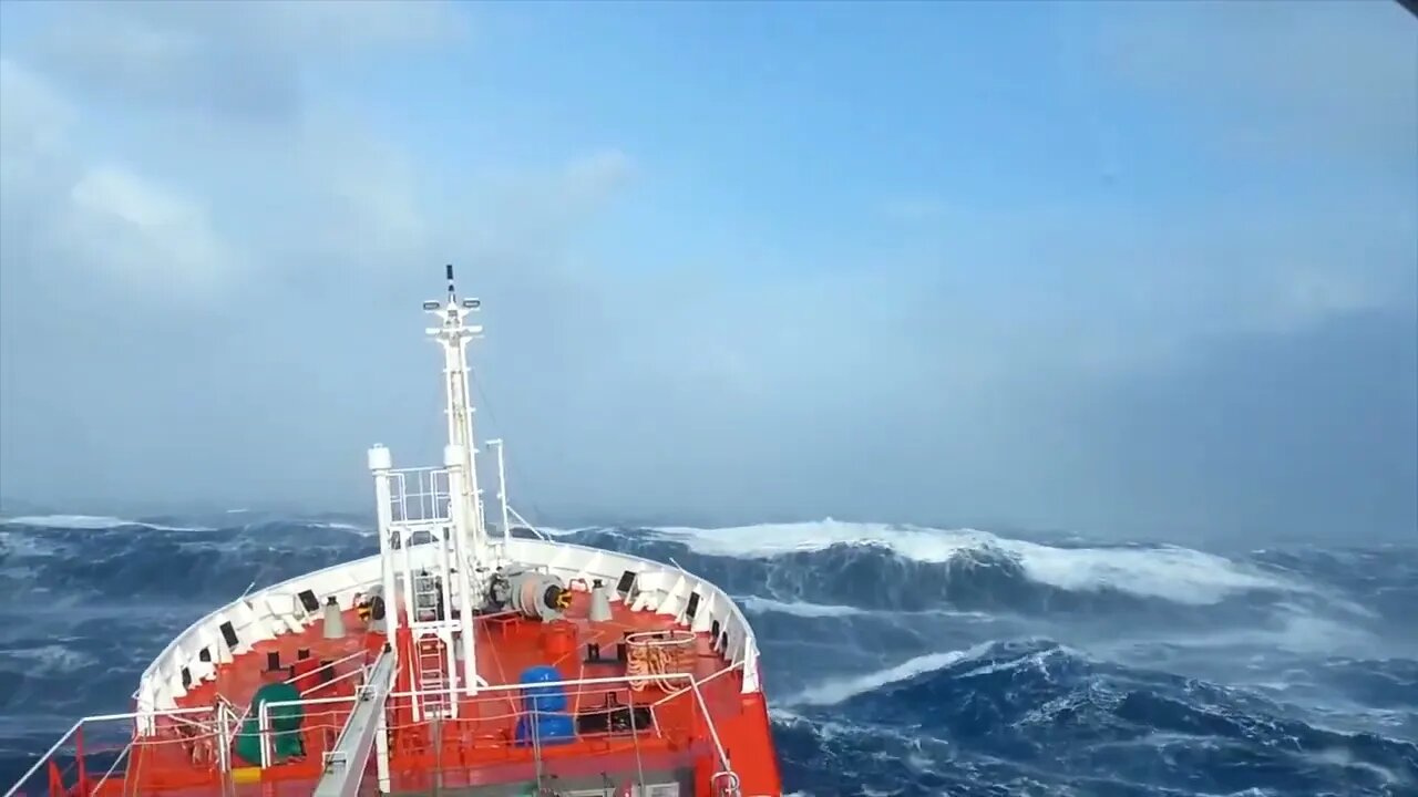 Ships in Storms | 10+ TERRIFYING MONSTER WAVES, Hurricanes & Thunderstorms at Sea