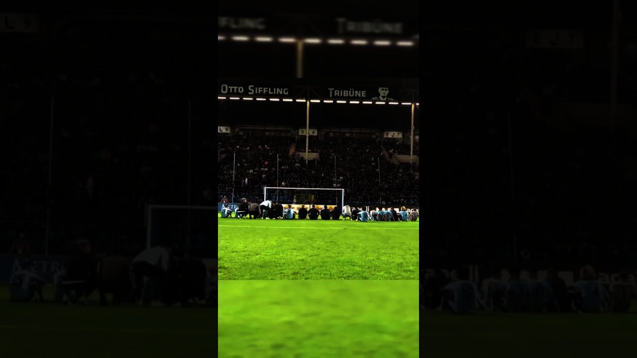 Waldhof Mannheim Team wird von Fan Kurve gefeiert DFB-Pokal Eintracht Frankfurt