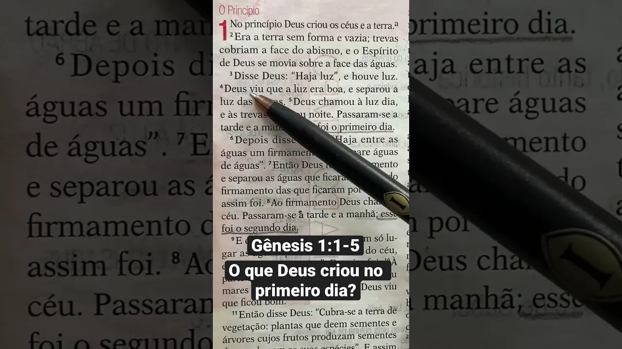 O que Deus criou no primeiro dia? Gênesis 1:1-5 leitura bíblica! #biblia #shorts #versículododia