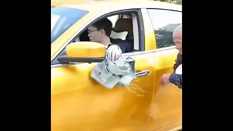 Video: How happy the old man was while helping an old man.