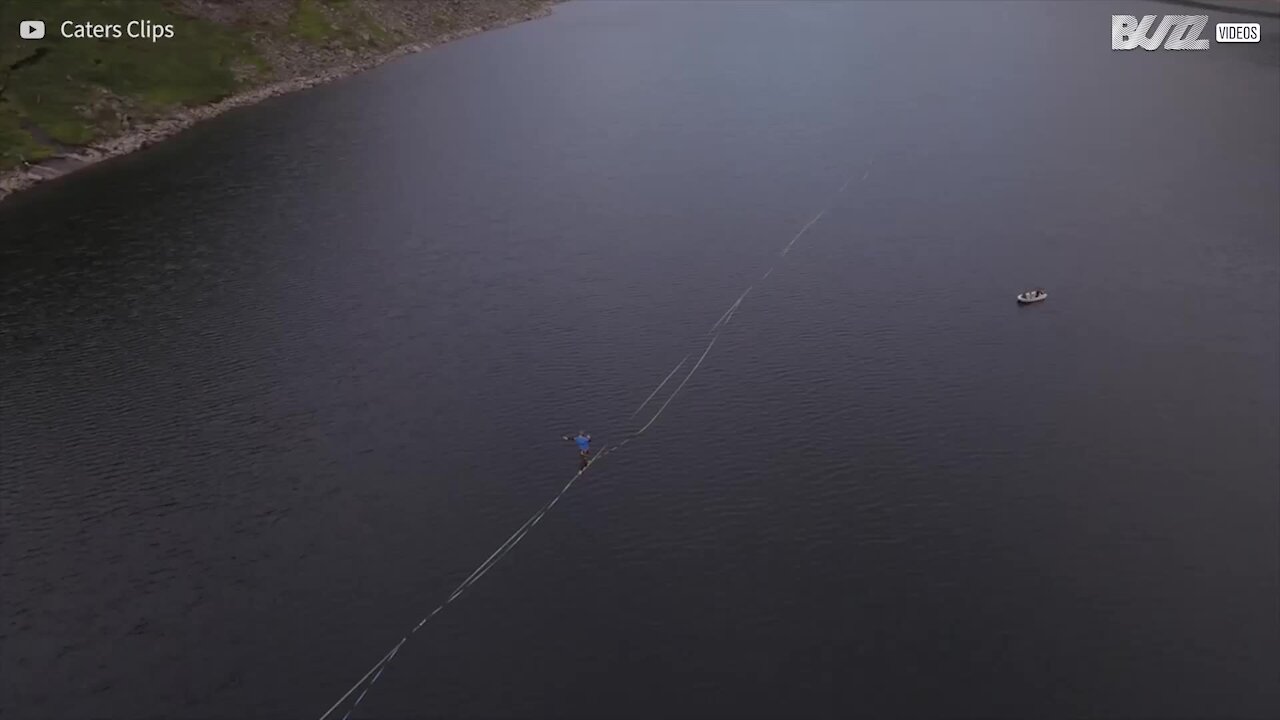 Uomo pratica slackline di 2,5 km per 3 ore!