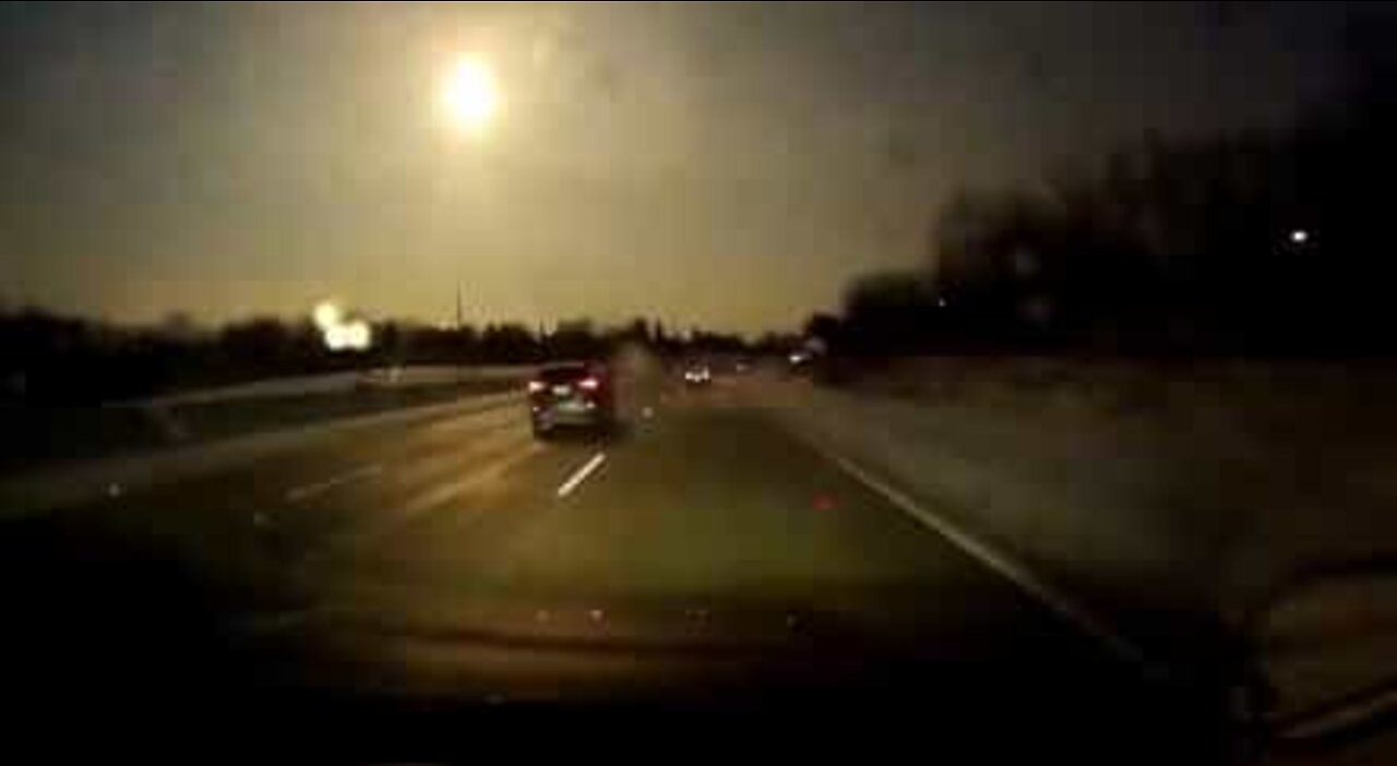Meteor på vei mot jorden blir filmet fra en bil i Michigan, USA