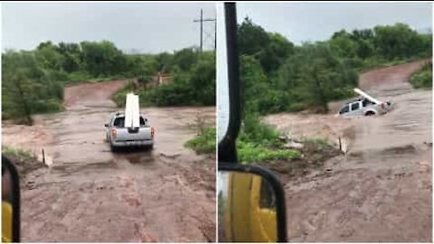 Attraversa il fiume con l'auto, ma la forza dell'acqua la trascina via...