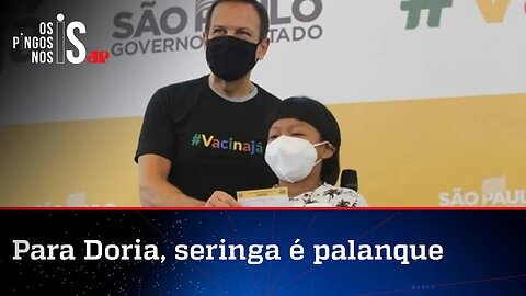 Doria rasga protocolos e abraça criança para aparecer na foto da 1ª Coronavac infantil