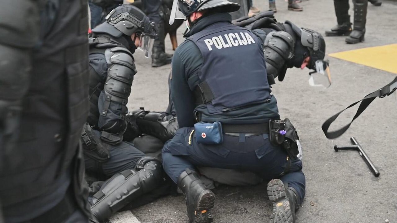 Slovenia: Several detained in Ljubljana protest against new COVID measures - 04.12.2021