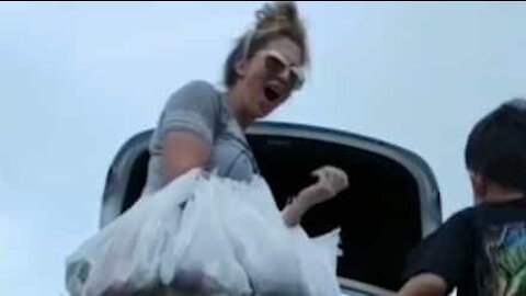 Filho interrompe vídeo da mãe com seus gases