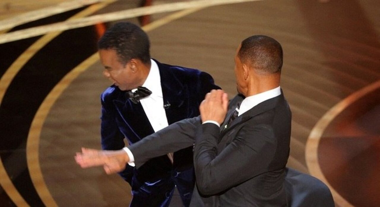 Will Smith dá tapa em Chris Rock durante cerimônia do Oscar