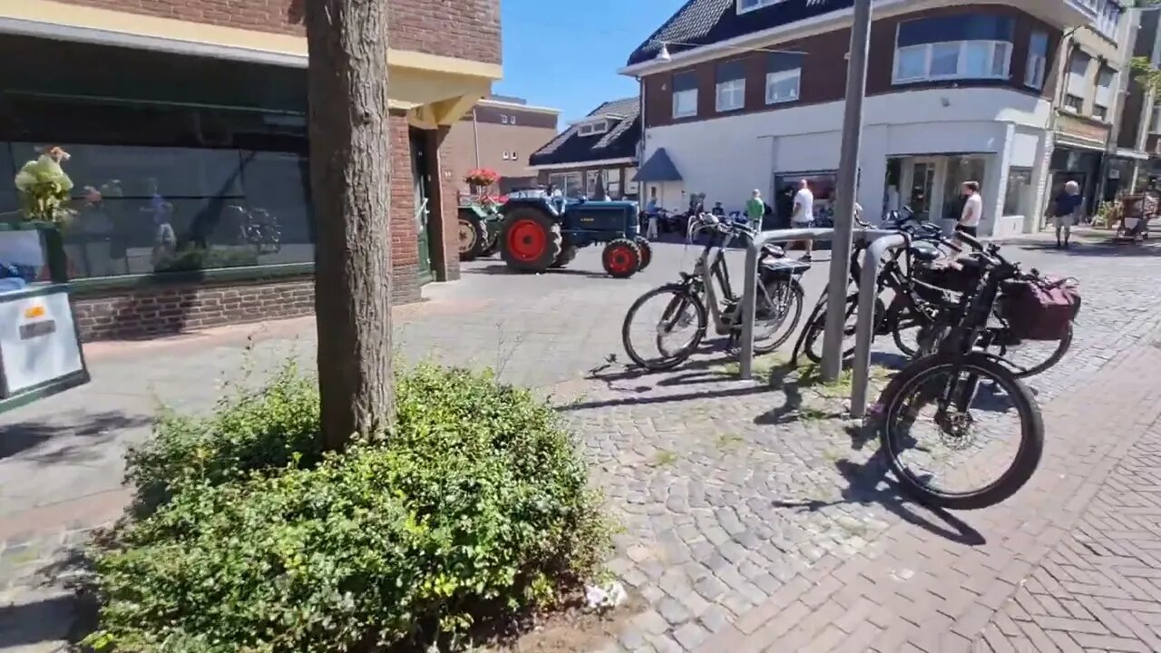 Oldschool Tractors and Mopeds FTW! Traktoren en brommers kieken. 🙈 Oldtimertreffen Geleen 7.8.2022