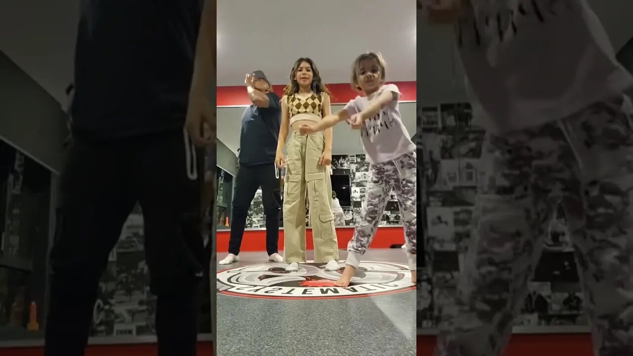 Her Roblox wave at the start 😂