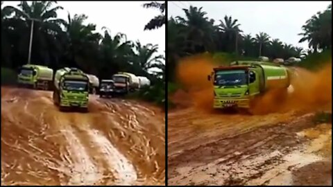 Aksi Truk Hino Di Jalan Berlumpur