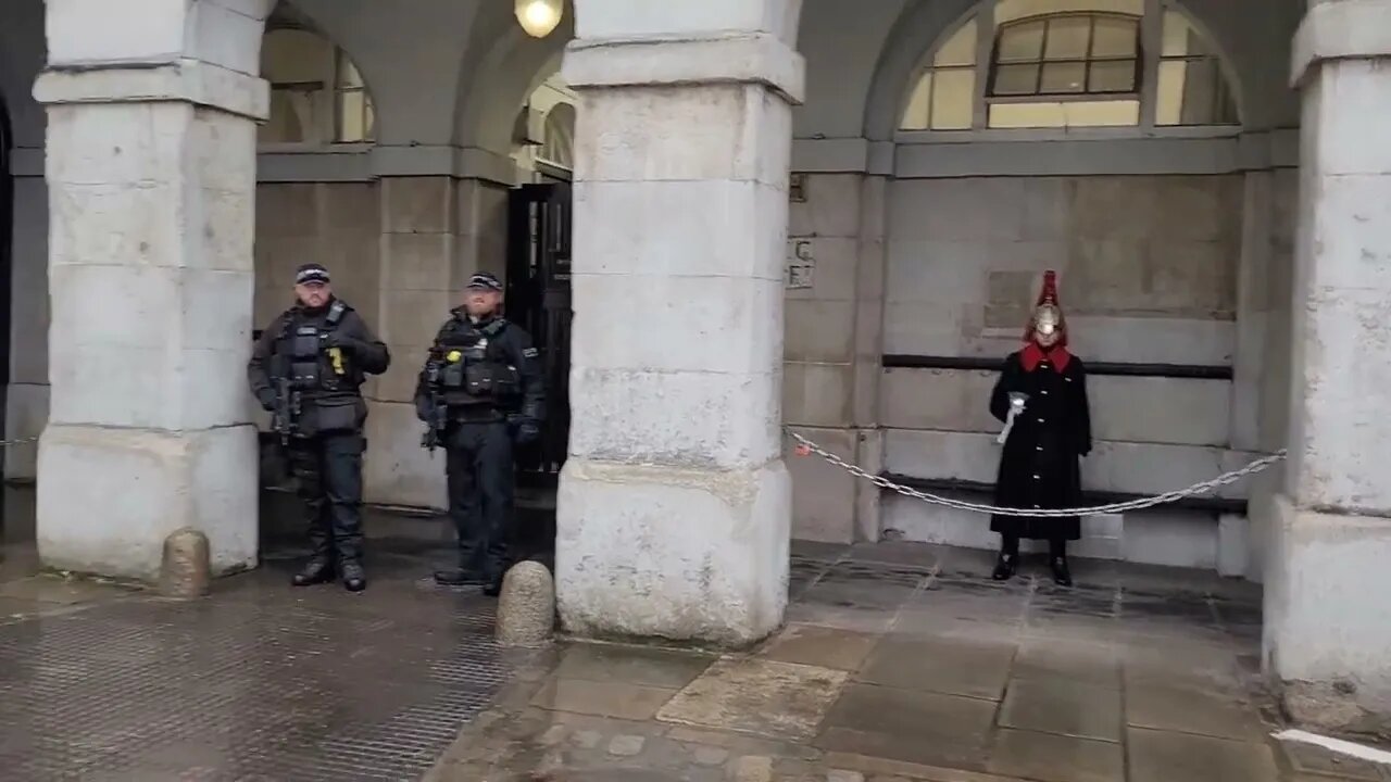 Guard switches side because of the rain #thekingsguard