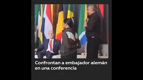 “No tiene verguenza”: activista se opone a la presencia de embajador alemán en conferencia