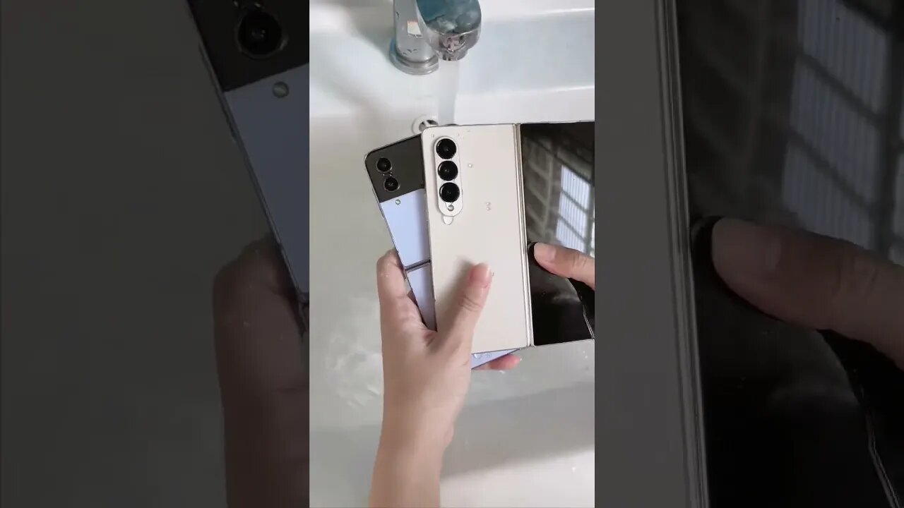 Fold4 and Flip4 folding screen mobile phone waterproof display #shorts 2