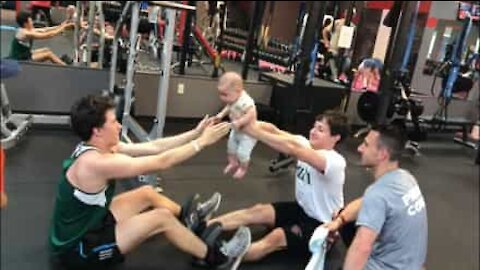 Ce bébé est devenu un accessoire de gym!