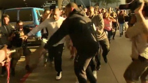 Bieber Leaves LAX After Lengthy Questioning by Customs