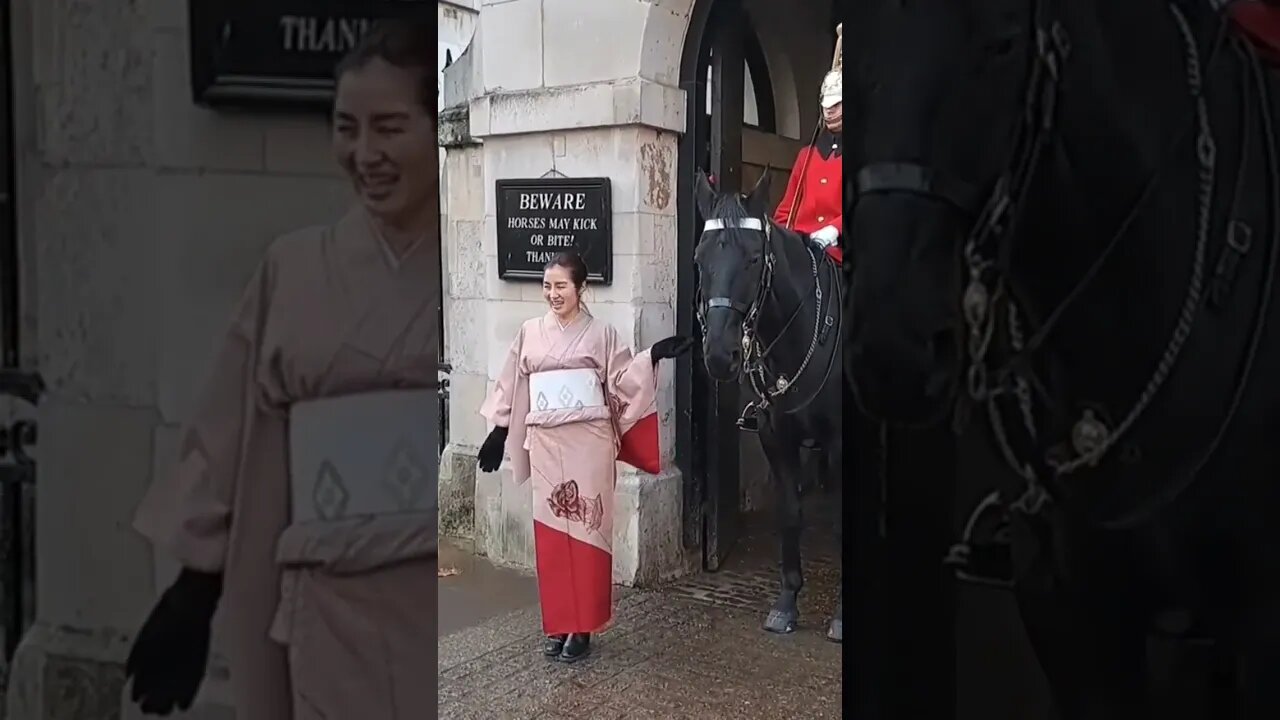 Japanese tourist withe the kings guard #horseguardsparade