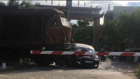 Cette voiture se fait percuter par un train