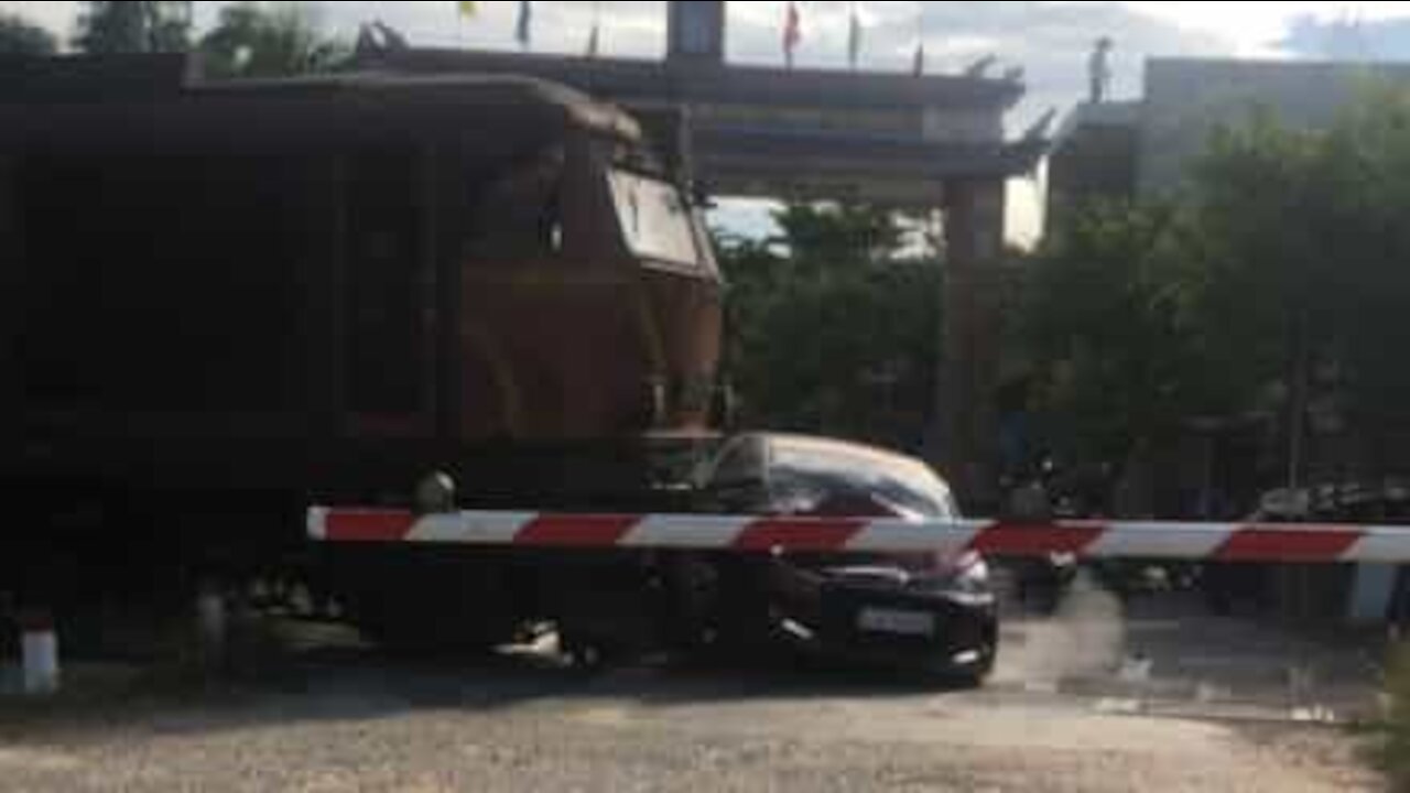 Cette voiture se fait percuter par un train