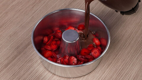 SUPER CREAMY COLD DESSERT OF CHOCOLATE WITH STRAWBERRY! EASY AND VERY SIMPLE TO DO