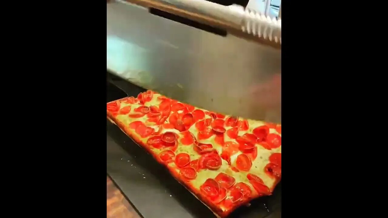 Detroit style | @eddiespizza412 on IG 🍕☝️ #shorts