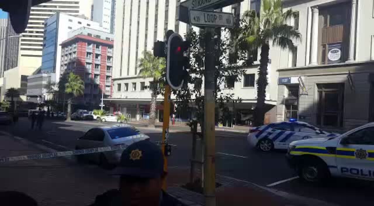 UPDATE 1: Task force members arrive on scene of hostage situation in Cape Town CBD (g7T)