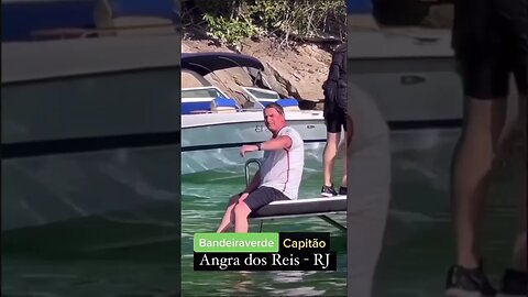 É tanta "preocupação" por causa das joias que resolveu curtir no barco - Bolsonaro sempre