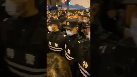 抗议示威中，团结的武汉市民从警察手里把被抓的人抢了回来！！！