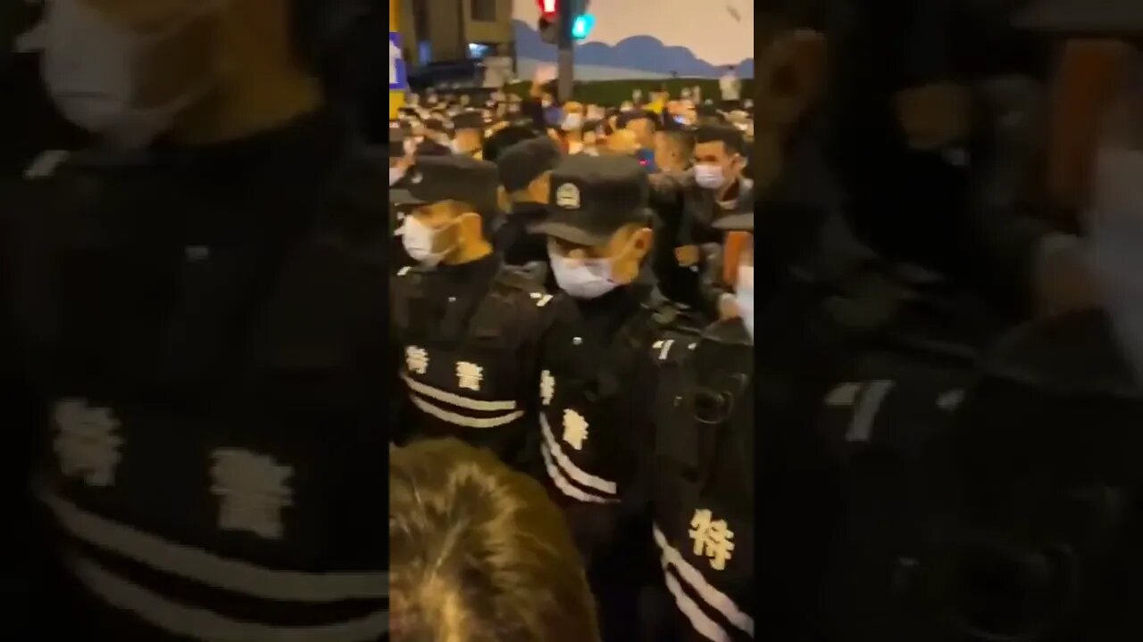 抗议示威中，团结的武汉市民从警察手里把被抓的人抢了回来！！！