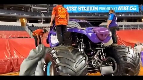 MONSTER JAM = SEE WHAT HAPPENS DURING THE VIDEO = Léo Sócrates