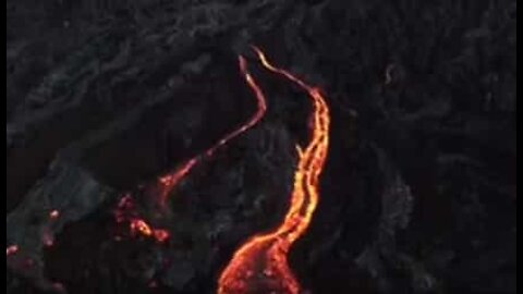 Kaunis dronella kuvattu video Kilauea-tulivuoresta Havaijilla