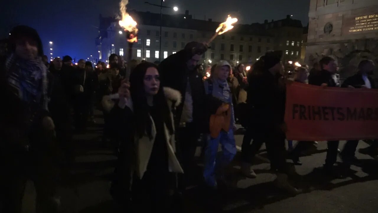 Frihetsmarschen passerar Kungliga slottet