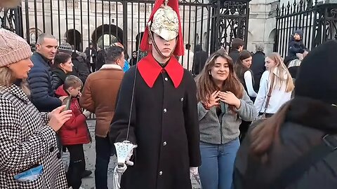 The kings guard 😱 scares the life out of the tourist she jumps 3 times #thekingsguard