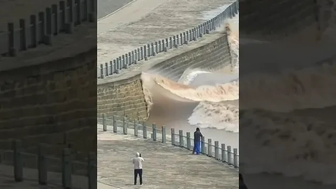 So powerful of Qiantang river#rising #water #nature #fyp