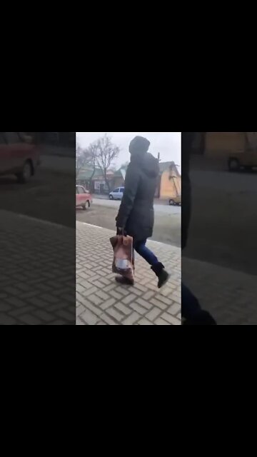 Ukraine War - Civilian attacks Russian truck with molotov