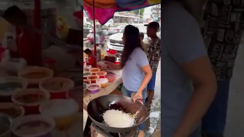 Professional fried rice - street food | @bombayfoodie_tales on IG 👳🏾‍♂️🇮🇳 #friedrice
