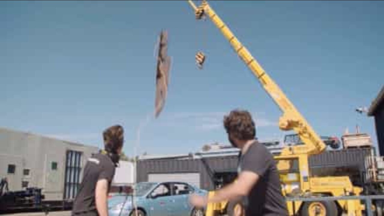 Une voiture se fait découper par un couteau géant!