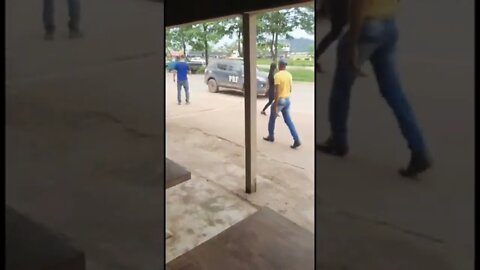 ACONTECE: IMAGENS DO ATAQUE DA PRF AOS MANIFESTANTES E A REAÇÃO DESTES