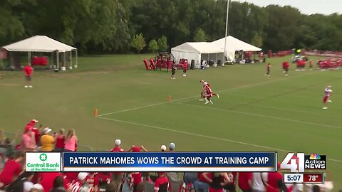 Mahomes wows crowd with throw at training camp