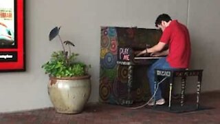 Pianista impressiona à porta de cinema