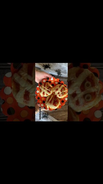 Easy Mummy Halloween Pizzas #shorts