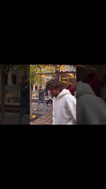 Gustavo Scarpa andando de skate na Inglaterra