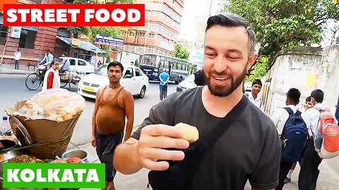 Foreigner tries FAMOUS Indian Street Food in Kolkata 🇮🇳