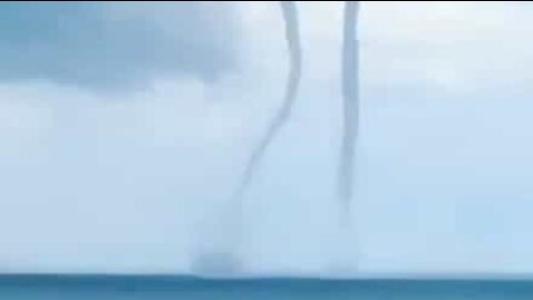 Deux trombes d'eau émergent de l'océan