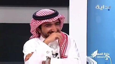 المذيع ما قدر يوقف ضحك على نكته الشيخ عائض القرني المذيع اخذ فاصل ههههه